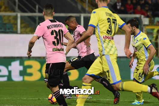 PALERMO, ITALY - DECEMBER 22:  Robin Quaison of Palermo scores the opening goal during the Serie A match between US Citta di Palermo and Pescara Calcio at Stadio Renzo Barbera on December 22, 2016 in Palermo, Italy.  (Photo by Tullio M. Puglia/Getty Images) 
