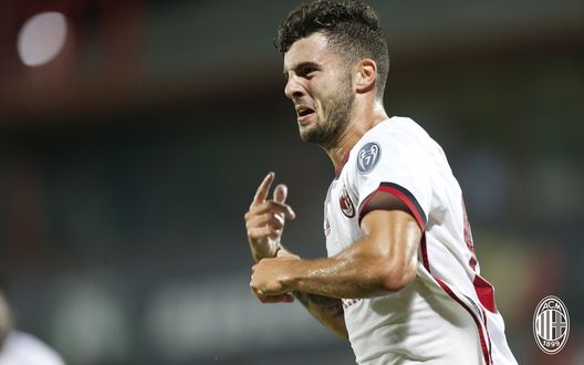  Patrick Cutrone, attaccante del Milan, esulta per il gol al Crotone (credits: acmilan.com) 
