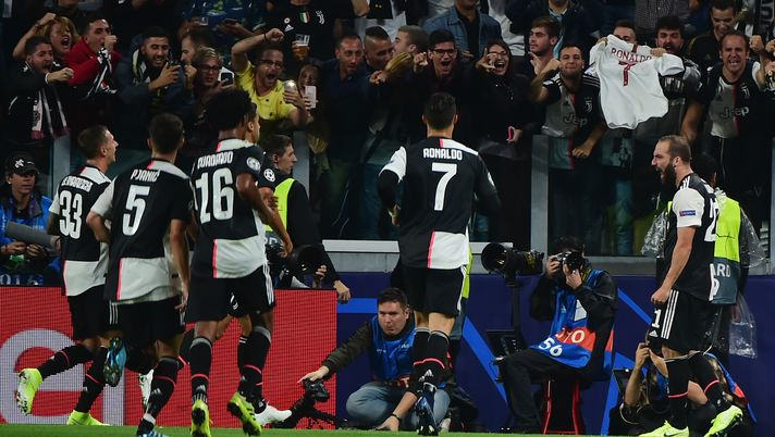 TURIN, ITALY - OCTOBER 01: Gonzalo Higuain of FC Juventus celebrates after scoring the first goal of his team with teammates during the UEFA Champions League group D match between Juventus and Bayer Leverkusen at Juventus Arena on October 1, 2019 in Turin, Italy. (Photo by Pier Marco Tacca/Getty Images) TURIN, ITALY - OCTOBER 01: Gonzalo Higuain of FC Juventus celebrates after scoring the first goal of his team with teammates during the UEFA Champions League group D match between Juventus and Bayer Leverkusen at Juventus Arena on October 1, 2019 in Turin, Italy. (Photo by Pier Marco Tacca/Getty Images)