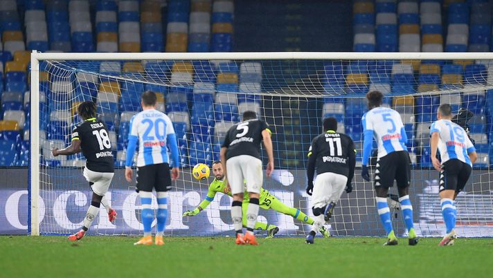 NAPLES, ITALY - JANUARY 06: M'Bala Nzola of Spezia scores their team's first goal during the Serie A match between SSC Napoli and Spezia Calcio at Stadio Diego Armando Maradona on January 06, 2021 in Naples, Italy. Sporting stadiums around Italy remain under strict restrictions due to the Coronavirus Pandemic as Government social distancing laws prohibit fans inside venues resulting in games being played behind closed doors. (Photo by Francesco Pecoraro/Getty Images ) NAPLES, ITALY - JANUARY 06: M'Bala Nzola of Spezia scores their team's first goal during the Serie A match between SSC Napoli and Spezia Calcio at Stadio Diego Armando Maradona on January 06, 2021 in Naples, Italy. Sporting stadiums around Italy remain under strict restrictions due to the Coronavirus Pandemic as Government social distancing laws prohibit fans inside venues resulting in games being played behind closed doors. (Photo by Francesco Pecoraro/Getty Images )