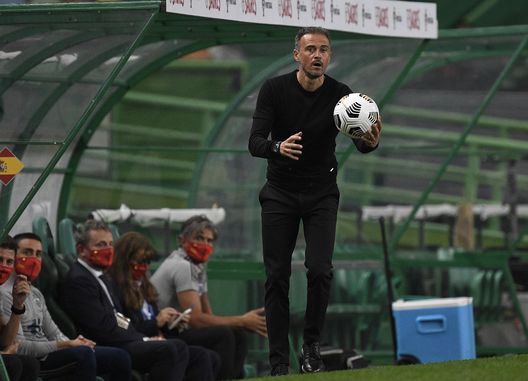 LISBON, PORTUGAL - OCTOBER 07: Luis Enrique, manager of Spain holds the ball in the dugout during the international friendly match between Portugal and Spain at Estadio Jose Alvalade on October 07, 2020 in Lisbon, Portugal. (Photo by Octavio Passos/Getty Images) Luis Enrique senza filtri nel docufilm: “Dobbiamo farli vomitare, gli deve scoppiare la testa”- immagine 2