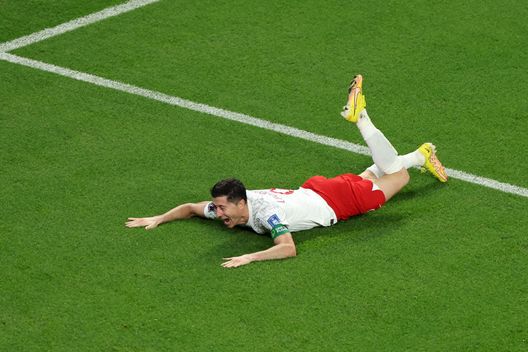 AL RAYYAN, QATAR - NOVEMBER 26: Robert Lewandowski of Poland celebrates after scoring their team's second goal during the FIFA World Cup Qatar 2022 Group C match between Poland and Saudi Arabia at Education City Stadium on November 26, 2022 in Al Rayyan, Qatar. (Photo by Francois Nel/Getty Images) Polonia, storia ribaltata: girone pessimo, come sempre, ma si qualifica- immagine 2