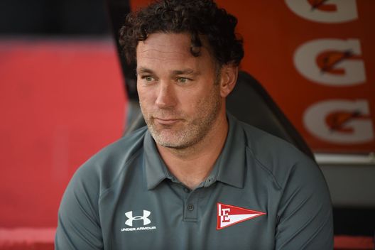  ROSARIO, ARGENTINA - FEBRUARY 8: Gabriel Milito head coach of Estudiantes looks on prior to a match between Newell's Old Boys and Estudiantes La Plata at Marcelo Bielsa Stadium on February 8, 2020 in Rosario, Argentina. (Photo by Luciano Bisbal/Getty Images) 