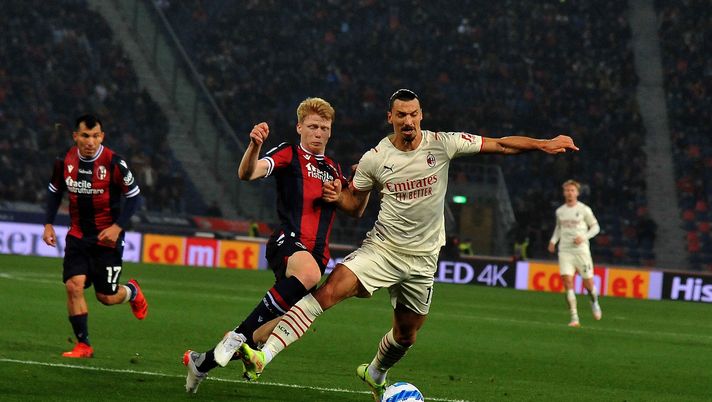 BOLOGNA, ITALY - OCTOBER 23: Zlatan Ibrahimovic of AC Milan in action during the Serie A match between Bologna FC and AC Milan at Stadio Renato Dall'Ara on October 23, 2021 in Bologna, Italy. (Photo by Mario Carlini / Iguana Press/Getty Images) Pagelle Bologna – Milan 2-4: tanti bonus e malus al Dall’Ara – Voti Fantacalcio - immagine 1