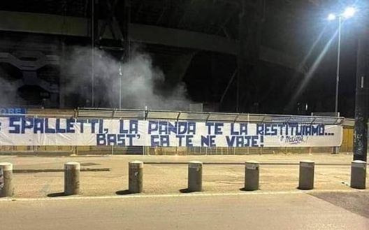 Napoli, striscione contro Spalletti: “Ti rendiamo la Panda, basta te ne vai”- immagine 2