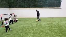 VIDEO / Casa Messi: Leo gioca in giardino con i figli e… segna così