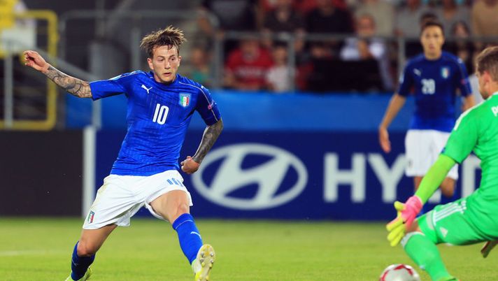KRAKOW, POLAND - JUNE 24:  Federico Bernardeschi of Italy scores their first goal past Jannik Pollersbeck of Germany during the 2017 UEFA European Under-21 Championship Group C match between Italy and Germany at Stadion Cracovia on June 24, 2017 in Krakow, Poland.  (Photo by Stephen Pond/Getty Images) 
