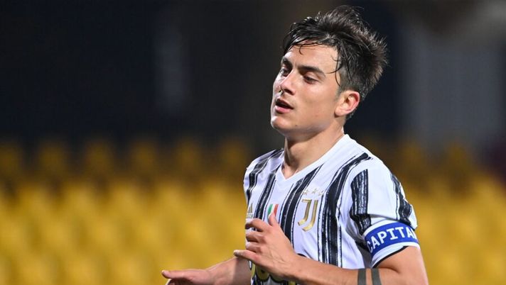 Juventus' Argentine forward Paulo Dybala reacts during the Italian Serie A football match Benevento vs Juventus on November 28, 2020 at Ciro-Vigorito stadium in Benevento, near Naples. (Photo by Alberto PIZZOLI / AFP) (Photo by ALBERTO PIZZOLI/AFP via Getty Images) Juve senza Alex Sandro, Cuadrado e Morata: gli ultimi dubbi verso il Milan - immagine 1