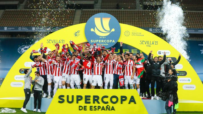 SEVILLE, SPAIN - JANUARY 17: Iker Muniain of Athletic Bilbao lifts the Supercopa de Espana trophy as he celebrates victory with his team mates after the Supercopa de Espana Final match between FC Barcelona and Athletic Club at Estadio de La Cartuja on January 17, 2021 in Seville, Spain. Sporting stadiums around Spain remain under strict restrictions due to the Coronavirus Pandemic as Government social distancing laws prohibit fans inside venues resulting in games being played behind closed doors. (Photo by RFEF - Pool/Getty Images) SEVILLE, SPAIN - JANUARY 17: Iker Muniain of Athletic Bilbao lifts the Supercopa de Espana trophy as he celebrates victory with his team mates after the Supercopa de Espana Final match between FC Barcelona and Athletic Club at Estadio de La Cartuja on January 17, 2021 in Seville, Spain. Sporting stadiums around Spain remain under strict restrictions due to the Coronavirus Pandemic as Government social distancing laws prohibit fans inside venues resulting in games being played behind closed doors. (Photo by RFEF - Pool/Getty Images)