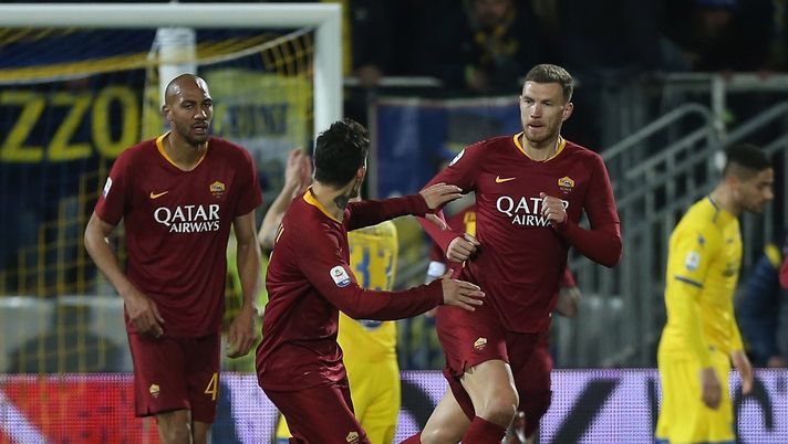 FROSINONE, ITALY - FEBRUARY 23: Edin Dzeko (C) with his teammates of AS Roma celebrates after scoring the team's first goal during the Serie A match between Frosinone Calcio and AS Roma at Stadio Benito Stirpe on February 23, 2019 in Frosinone, Italy. (Photo by Paolo Bruno/Getty Images) FROSINONE, ITALY - FEBRUARY 23: Edin Dzeko (C) with his teammates of AS Roma celebrates after scoring the team's first goal during the Serie A match between Frosinone Calcio and AS Roma at Stadio Benito Stirpe on February 23, 2019 in Frosinone, Italy. (Photo by Paolo Bruno/Getty Images)