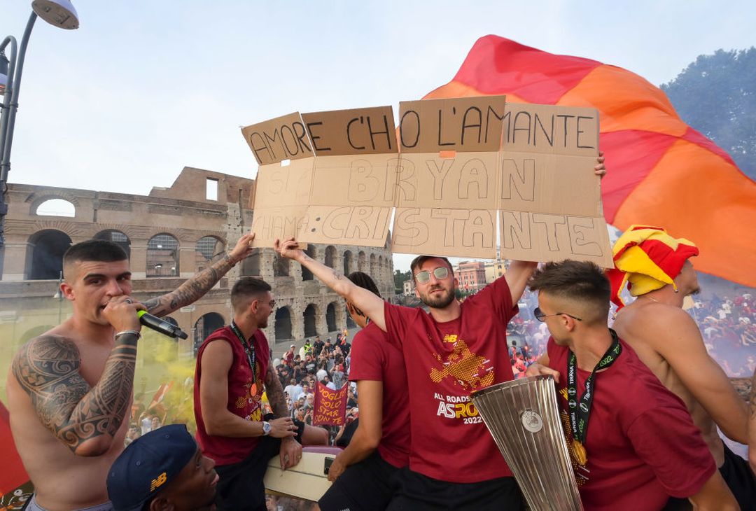 Roma, il popolo giallorosso in festa visto dal pullman della squadra – FOTO GALLERY - immagine 28