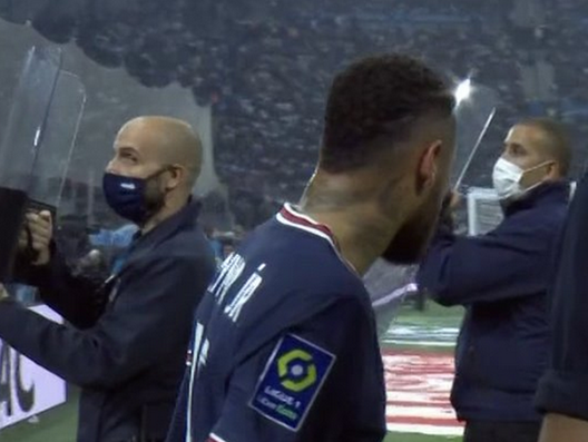 Marsiglia-Psg, invasione per Messi e polizia anti sommossa ai corner di Neymar Marsiglia-Psg, invasione per Messi e polizia anti sommossa ai corner di Neymar