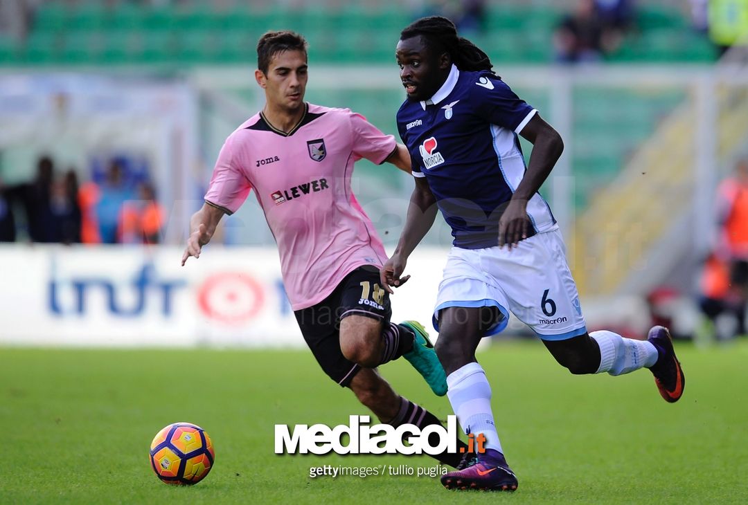  PALERMO, PALERMO - NOVEMBER 27:  Jordan Lukaku (R) of SS Lazio competes for the ball with Ouasim Bouy of US Citta di Palermo during the Serie A match between US Citta di Palermo and SS Lazio at Stadio Renzo Barbera on November 27, 2016 in Palermo, Italy.  (Photo by Marco Rosi/Getty Images) 