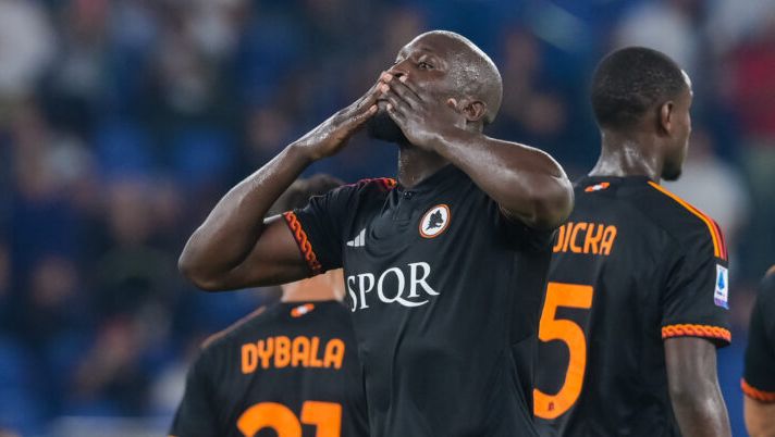 ROME, ITALY - OCTOBER 01: AS Roma player Romelu Lukaku celebrates after scored the first goal for his team during the Serie A TIM match between AS Roma and Frosinone Calcio at Stadio Olimpico on October 01, 2023 in Rome, Italy. (Photo by Fabio Rossi/AS Roma via Getty Images) Voti fantacalcio: Lukaku come Dybala e Pellegrini come Soulé! Bocciato N’Dicka - immagine 1