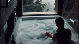 SOCIAL / Lady Skriniar nuda in vasca: “Il mio posto preferito con l’uomo migliore”