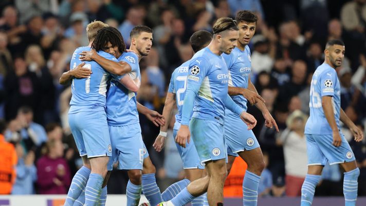 MANCHESTER, ENGLAND - SEPTEMBER 15: Nathan Ake and Kevin De Bruyne of Manchester City acknowledge their part played in their side's second goal which was an own goal scored by Nordi Mukiele of RB Leipzig (not pictured) during the UEFA Champions League group A match between Manchester City and RB Leipzig at Etihad Stadium on September 15, 2021 in Manchester, England. (Photo by Clive Brunskill/Getty Images) MLS, il New York City e un talento da record: Carrizo firma da professionista il giorno dei suoi 14 anni! - immagine 1