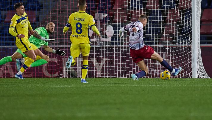 BOLOGNA, ITALY - OCTOBER 31: Sydney Van Hooijdonk of Bologna FC scores his team's second goal during the Coppa Italia match between Bologna and Hellas Verona at Stadio Renato Dall'Ara on October 31, 2023 in Bologna, Italy. (Photo by Emmanuele Ciancaglini/Getty Images) Mercato Bologna – Piste Celtic e Norwich per Van Hooijdonk. Odgaard e Karlsson si avvicinano- immagine 1