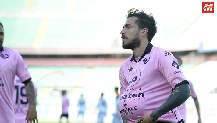 Palermo, Valente: “Sento l’affetto dei tifosi, onererò sempre questa maglia. Boscaglia? Rispondo così”  Palermo, Valente: “Sento l’affetto dei tifosi, onererò sempre questa maglia. Boscaglia? Rispondo così”