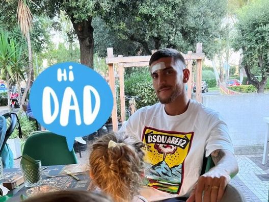 Pellegrini, la fasciatura in testa per i punti di sutura: lo scatto con i figli Pellegrini, la fasciatura in testa per i punti di sutura: lo scatto con i figli - immagine 1