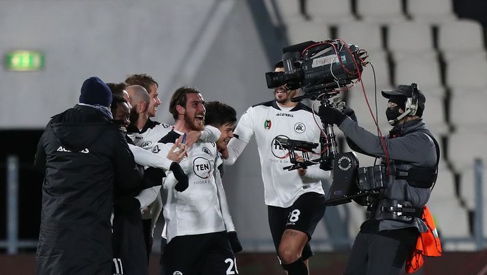 LA SPEZIA, ITALY - FEBRUARY 13: Simone Bastoni of Spezia Calcio celebrates the victory after during the Serie A match between Spezia Calcio  and AC Milan at Stadio Alberto Picco on February 13, 2021 in La Spezia, Italy.  (Photo by Gabriele Maltinti/Getty Images) 
