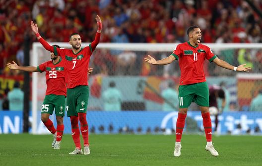 AL RAYYAN, QATAR - DECEMBER 06: Yahya Attiat-Allah, Hakim Ziyech and Abdelhamid Sabiri of Morocco celebrate their victory through the penalty in the FIFA World Cup Qatar 2022 Round of 16 match between Morocco and Spain at Education City Stadium on December 06, 2022 in Al Rayyan, Qatar. (Photo by Clive Brunskill/Getty Images) Mondiale e concorrenza: Sabiri si complica, servono 15 milioni- immagine 2