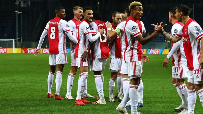BERGAMO, ITALY - OCTOBER 27:  Lassina Traore of Ajax Amsterdam celebrates his goal with his team-mates during the UEFA Champions League Group D stage match between Atalanta BC and Ajax Amsterdam at Gewiss Stadium on October 27, 2020 in Bergamo, Italy.  (Photo by Marco Luzzani/Getty Images)  BERGAMO, ITALY - OCTOBER 27:  Lassina Traore of Ajax Amsterdam celebrates his goal with his team-mates during the UEFA Champions League Group D stage match between Atalanta BC and Ajax Amsterdam at Gewiss Stadium on October 27, 2020 in Bergamo, Italy.  (Photo by Marco Luzzani/Getty Images)