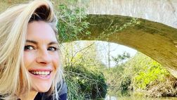 Martina Colombari in riva al fiume: in attesa dei teatri si gode la natura