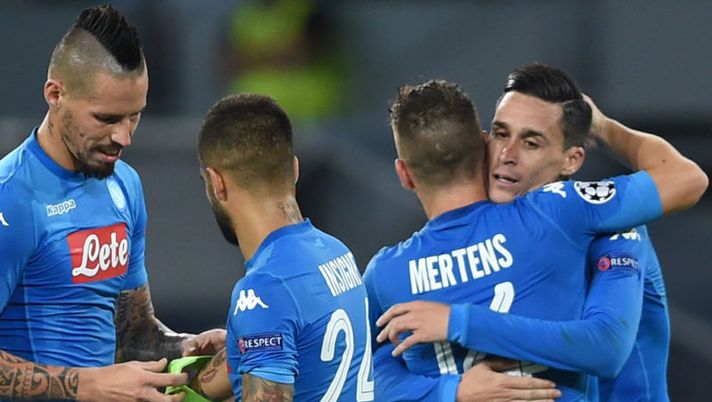 Napoli's midfielder from Spain Jose Maria Callejon (R) celebrates with teammates Napoli's forward from Belgium Dries Mertens, Napoli's midfielder from Italy Lorenzo Insigne and Napoli's midfielder from Slovakia Marek Hamsik (L) after scoring during the UEFA Champion's League Group F football match Napoli vs Feyenoord Rotterdam on September 26, 2017 at the San Paolo stadium in Naples. / AFP PHOTO / Filippo MONTEFORTE (Photo credit should read FILIPPO MONTEFORTE/AFP/Getty Images) Tascone: “Napoli, Hamsik va via ma il primo a partire sarà un altro titolarissimo” - immagine 1
