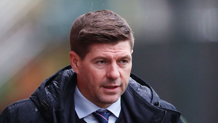 MOTHERWELL, SCOTLAND - OCTOBER 31: Steven Gerrard, Manager of Rangers FC is seen wearing a remembrance poppy badge as he arrives at the stadium prior to the Cinch Scottish Premiership match between Motherwell FC and Rangers FC at Fir Park on October 31, 2021 in Motherwell, Scotland. (Photo by Ian MacNicol/Getty Images) Gerrard a un passo dal ritorno in Premier: l’Aston Villa è sulle sue tracce - immagine 1