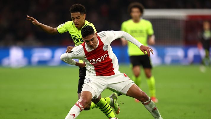 AMSTERDAM, NETHERLANDS - OCTOBER 19: Jude Bellingham of Borussia Dortmund battles for possession with Edson Alvarez of Ajax during the UEFA Champions League group C match between AFC Ajax and Borussia Dortmund at Amsterdam Arena on October 19, 2021 in Amsterdam, Netherlands. (Photo by Dean Mouhtaropoulos/Getty Images) AMSTERDAM, NETHERLANDS - OCTOBER 19: Jude Bellingham of Borussia Dortmund battles for possession with Edson Alvarez of Ajax during the UEFA Champions League group C match between AFC Ajax and Borussia Dortmund at Amsterdam Arena on October 19, 2021 in Amsterdam, Netherlands. (Photo by Dean Mouhtaropoulos/Getty Images)