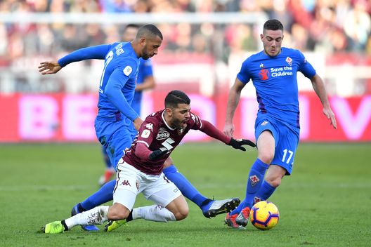  TURIN, ITALY - JANUARY 13: Iago Falque (C) of Torino FC is challenged by Vitor Hugo and Jordan Veretout of ACF Fiorentina during the Coppa Italia match between Torino FC and ACF Fiorentina at Olimpico Stadium on January 13, 2019 in Turin, Italy. (Photo by Valerio Pennicino/Getty Images) 