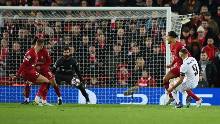 LIVERPOOL, ENGLAND - FEBRUARY 21: Karim Benzema of Real Madrid scores their side's fourth goal as players of Liverpool look on during the UEFA Champions League round of 16 leg one match between Liverpool FC and Real Madrid at Anfield on February 21, 2023 in Liverpool, England. (Photo by Michael Regan/Getty Images) 5 gol ad Anfield, questa poi… - immagine 1