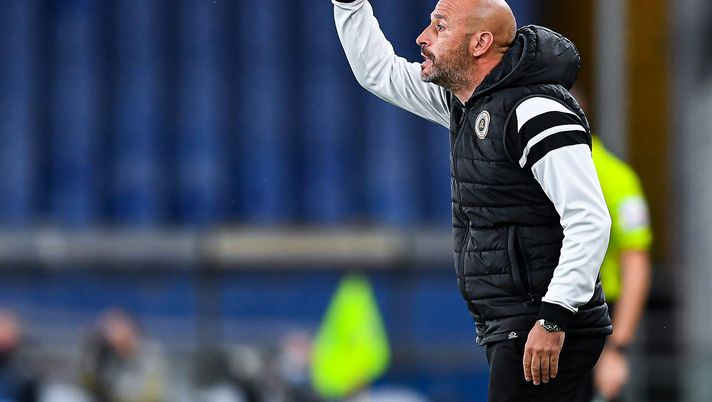 GENOA, ITALY - MAY 12: Vincenzo Italiano head coach of Spezia yells at his players during the Serie A match between UC Sampdoria and Spezia Calcio at Stadio Luigi Ferraris on May 12, 2021 in Genoa, Italy. (Photo by Getty Images) 