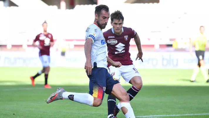 TURIN, ITALY - OCTOBER 28:  Marco Mancosu (L) of US Lecce in action against Jacopo Segre of Torino FC during the Coppa Italia match between Torino FC and US Lecce at Stadio Olimpico Grande Torino on October 28, 2020 in Turin, Italy.  (Photo by Valerio Pennicino/Getty Images)