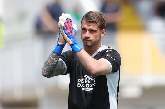 LA SPEZIA, ITALY - MAY 08: Ivan Provedel goalkeeper of Spezia Calcio greets the fans after during the Serie A match between Spezia Calcio and Atalanta BC at Stadio Alberto Picco on May 8, 2022 in La Spezia, Italy. (Photo by Gabriele Maltinti/Getty Images) Da Roma zero dubbi: Terracciano, niente Lazio. Pronto il rinnovo con ACF- immagine 2
