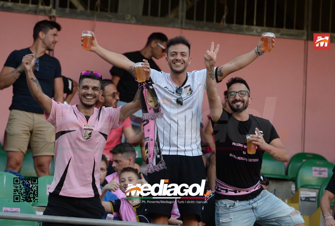 Fototifo, facce da Serie B. I tifosi allo stadio per Palermo-Padova 1-0 - immagine 47