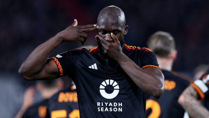 ROTTERDAM, NETHERLANDS - FEBRUARY 15: Romelu Lukaku of AS Roma celebrates scoring his team's first goal during the UEFA Europa League 2023/24 Playoff first leg match between Feyenoord and AS Roma at Feyenoord Stadium on February 15, 2024 in Rotterdam, Netherlands. (Photo by Dean Mouhtaropoulos/Getty Images) Lukaku: “Ho vissuto un momento difficile. Futuro alla Roma? Rispondo così” - immagine 1