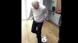 VIDEO / Arsène Wenger si traveste da freestyler nella sua cucina