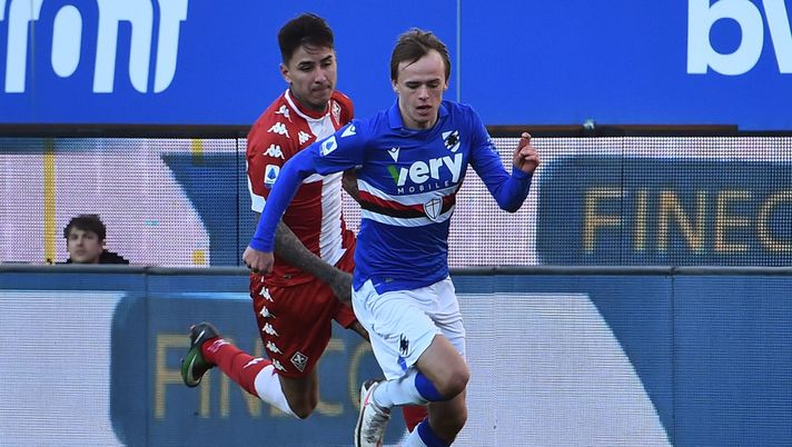 GENOA, ITALY FEBRUARY 14: Mikkel Damsgaard of UC Sampdoria battles for the ball with Erick Pulgar of ACF Fiorentina during the Serie A match between UC Sampdoria and ACF Fiorentina- Serie A at Stadio Luigi Ferraris on February 14, 2021 in Genoa, Italy. (Photo by Paolo Rattini/Getty Images) Samp, ahi: ancora un mese per riavere in campo Damsgaard - immagine 1