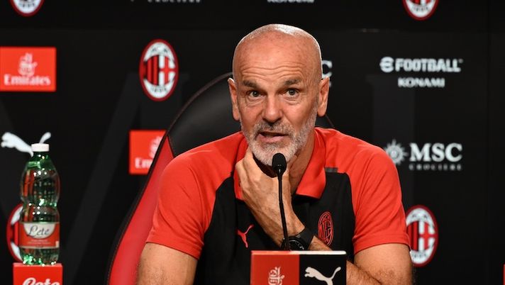 CAIRATE, ITALY - OCTOBER 28: Head coach AC Milan Stefano Pioli speaks with the media during a press conference at Milanello on October 28, 2023 in Cairate, Italy. (Photo by Claudio Villa/AC Milan via Getty Images) Pioli: “Quando torna Okafor! Jovic, Loftus, il ruolo di Theo e cos’è successo con Krunic” - immagine 1