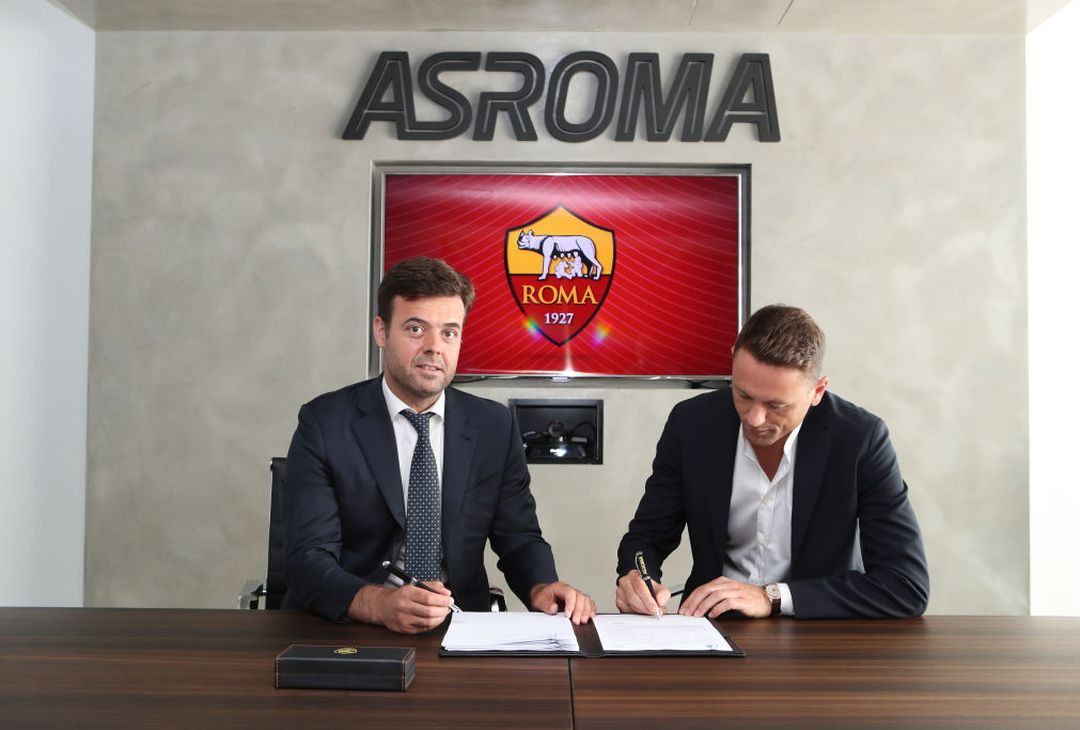Le immagini di Matic alla firma del contratto con la Roma – FOTO GALLERY - immagine 4
