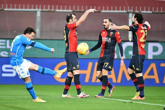  GENOA, ITALY FEBRUARY 6: Goran Pandev of Genoa CFC celebrates with teammates after second scoring during the Serie A match between Genoa CFC and SSC Napoli- Serie A at Stadio Luigi Ferraris on February 6, 2021 in Genoa, Italy. (Photo by Paolo Rattini/Getty Images) 