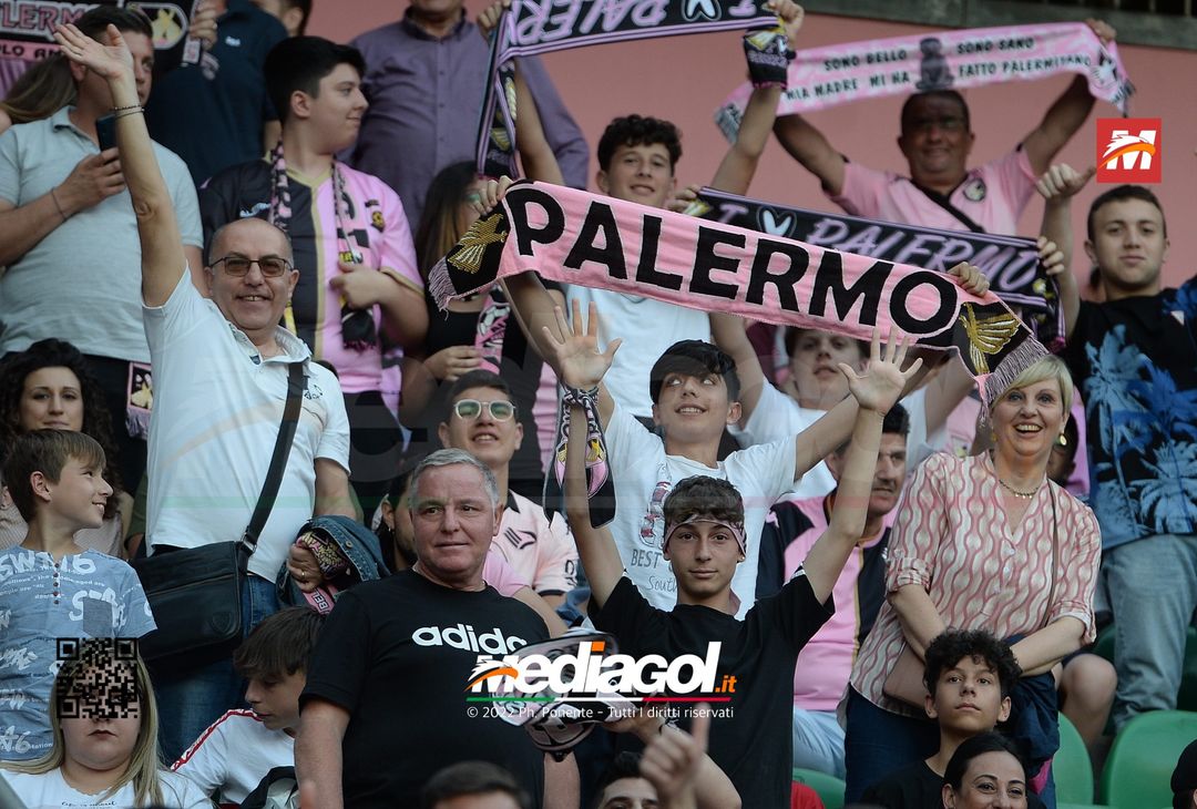 Fototifo, i tifosi allo stadio per Palermo-Feralpisaló 1-0 (gallery) - immagine 110