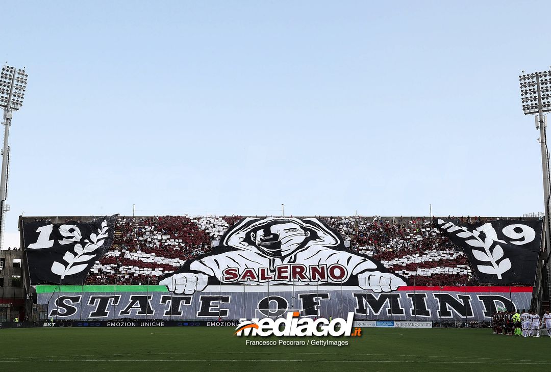  SALERNO, ITALY - AUGUST 25:  A choreography by US Salernitana supporters before the Serie B match between US Salernitana and US Citta di Palermo on August 25, 2018 in Salerno, Italy.  (Photo by Francesco Pecoraro/Getty Images) 