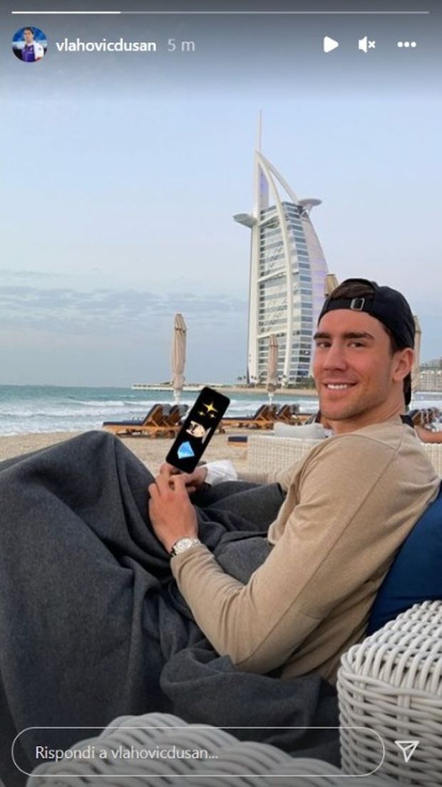 FOTO – Vlahovic, allora stacchi anche tu! Relax per il serbo in spiaggia a Dubai- immagine 2