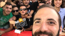 Pavoletti contro Higuain, sfida a distanza