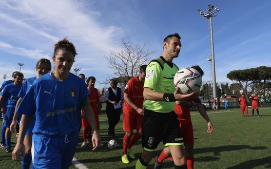 Mariani arbitro del triangolare con Patrizia Panico che ha giocato nel team della Federazione Mariani arbitro del triangolare con Patrizia Panico che ha giocato nel team della Federazione