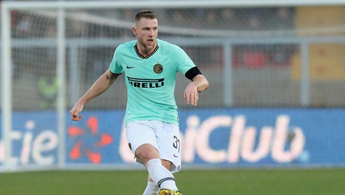 LECCE, ITALY - JANUARY 19: Milan Skriniar of Inter during the Serie A match between US Lecce and FC Internazionale at Stadio Via del Mare on January 19, 2020 in Lecce, Italy. (Photo by Maurizio Lagana/Getty Images) L’Inter perde Skriniar: stop per il difensore, il comunicato del club - immagine 1