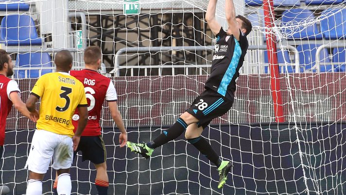 CAGLIARI, ITALY - DECEMBER 20: Alessio Cragno of Cagliari in action  during the Serie A match between Cagliari Calcio and Udinese Calcio at Sardegna Arena on December 20, 2020 in Cagliari, Italy. (Photo by Enrico Locci/Getty Images) 