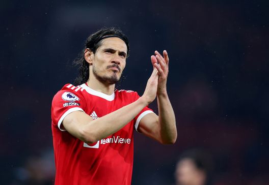 MANCHESTER, ENGLAND - MAY 02: Edinson Cavani of Manchester United acknowledges the fans after the Premier League match between Manchester United and Brentford at Old Trafford on May 02, 2022 in Manchester, England. (Photo by Catherine Ivill/Getty Images) Piatek più lontano. Adesso la Fiorentina cerca una punta esperta- immagine 2